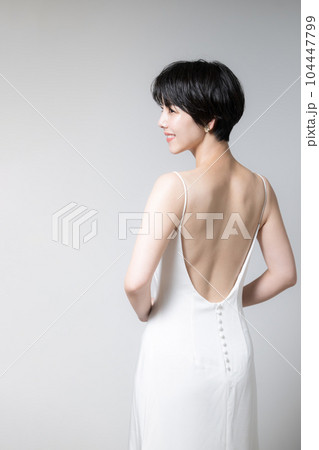 アジア系女性の美しい背中や肩甲骨 振り返る見返り美人の図 左にコピースペースあり 縦 アジア系女性の美しい背中や肩甲骨 振り返る見返り美人の図 左にコピースペースあり 縦 104447799