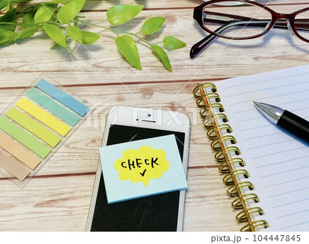 checkと書かれた付箋とスマホ 104447845