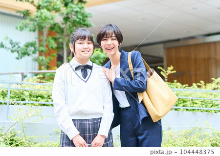 中学生　若い母親　始業式　受験日　記念写真 104448375