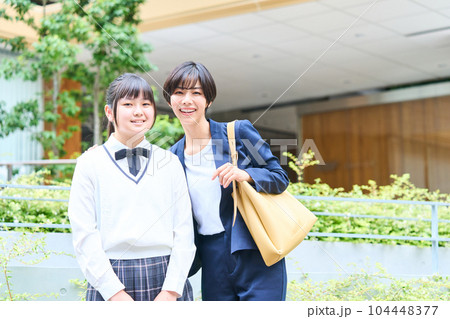 中学生　若い母親　始業式　受験日　記念写真 104448377