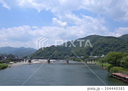 錦川に架かる錦帯橋(山口県岩国市) 錦川に架かる錦帯橋(山口県岩国市) 104448381