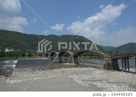 錦帯橋と山頂に岩国城(山口県岩国市) 錦帯橋と山頂に岩国城(山口県岩国市) 104448383