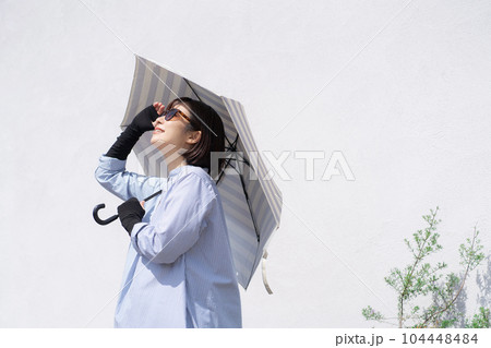 日傘をさす女性の写真 日傘をさす女性の写真 104448484