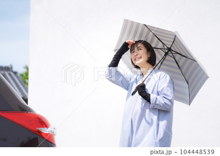 日傘をさす女性の写真 日傘をさす女性の写真 104448539