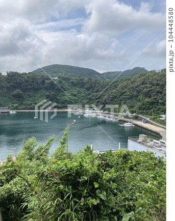 山の上から港をみる 104448580
