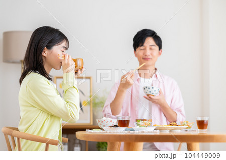 朝食を食べる若い夫婦 104449009