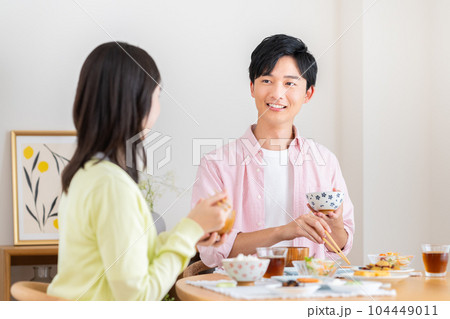 朝食を食べる若い夫婦 朝食を食べる若い夫婦 104449011