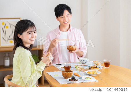 朝食を食べる若い夫婦 104449015