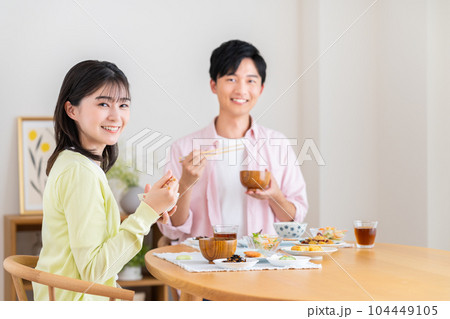 食事をする若い夫婦 104449105
