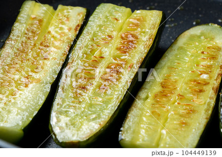 きゅうりをフライパンで焼く調理シーン。 きゅうりをフライパンで焼く調理シーン。 104449139