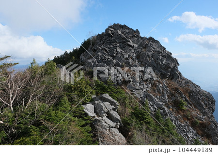 山梨県の絶景トレイル。日本の雄大な自然。乾徳山 104449189