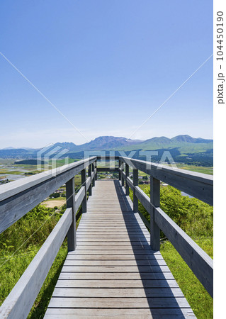 【熊本県】阿蘇の絶景が望める田子山展望所(そらふね桟橋) 【熊本県】阿蘇の絶景が望める田子山展望所(そらふね桟橋) 104450190