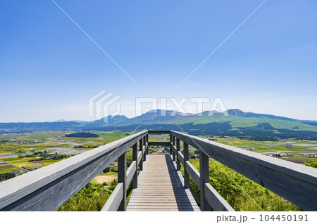 【熊本県】阿蘇の絶景が望める田子山展望所(そらふね桟橋) 【熊本県】阿蘇の絶景が望める田子山展望所(そらふね桟橋) 104450191
