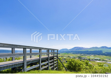 【熊本県】阿蘇の絶景が望める田子山展望所(そらふね桟橋) 【熊本県】阿蘇の絶景が望める田子山展望所(そらふね桟橋) 104450192