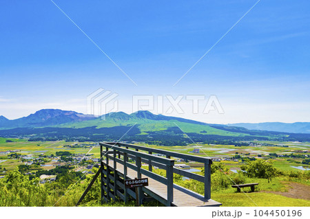 【熊本県】阿蘇の絶景が望める田子山展望所(そらふね桟橋) 【熊本県】阿蘇の絶景が望める田子山展望所(そらふね桟橋) 104450196