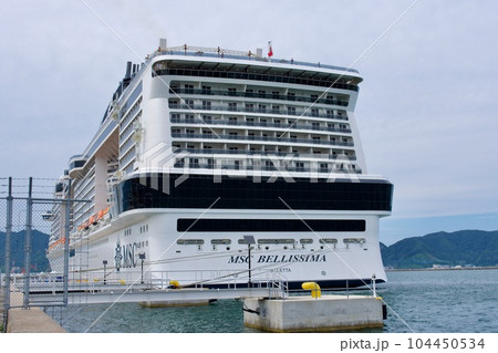 境港港に停泊する豪華客船MSCべリッシマ 104450534