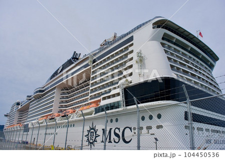 境港港に停泊する豪華客船MSCべリッシマ 境港港に停泊する豪華客船MSCべリッシマ 104450536