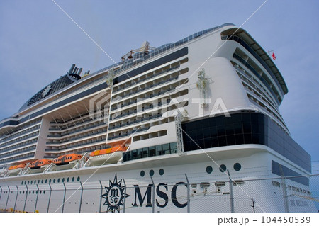 境港港に停泊する豪華客船MSCべリッシマ 境港港に停泊する豪華客船MSCべリッシマ 104450539