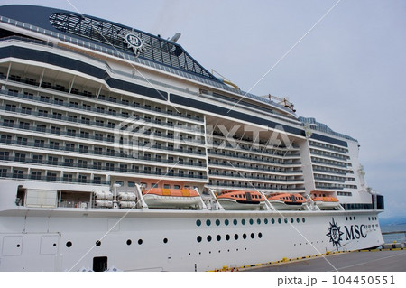 境港港に停泊する豪華客船MSCべリッシマ 104450551