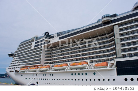 境港港に停泊する豪華客船MSCべリッシマ 104450552
