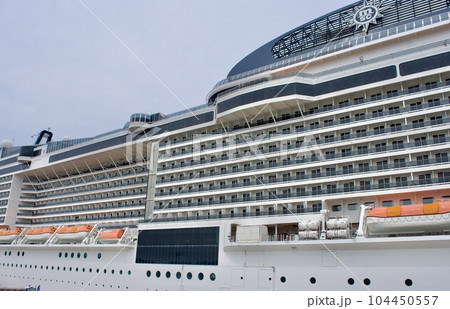 境港港に停泊する豪華客船MSCべリッシマ 104450557