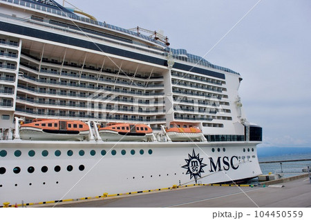 境港港に停泊する豪華客船MSCべリッシマ 104450559
