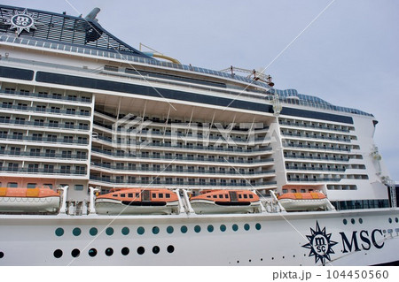境港港に停泊する豪華客船MSCべリッシマ 104450560