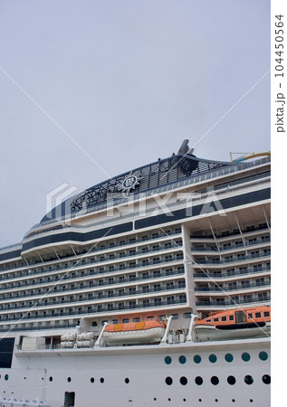 境港港に停泊する豪華客船MSCべリッシマ 104450564