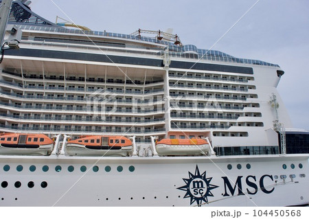 境港港に停泊する豪華客船MSCべリッシマ 境港港に停泊する豪華客船MSCべリッシマ 104450568