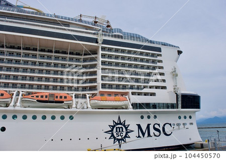 境港港に停泊する豪華客船MSCべリッシマ 境港港に停泊する豪華客船MSCべリッシマ 104450570