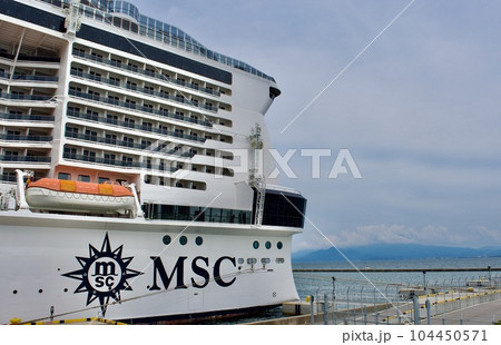 境港港に停泊する豪華客船MSCべリッシマ 104450571
