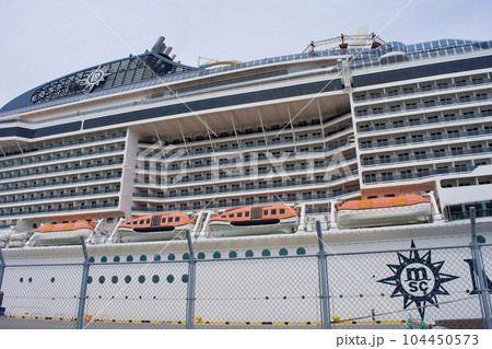 境港港に停泊する豪華客船MSCべリッシマ 104450573