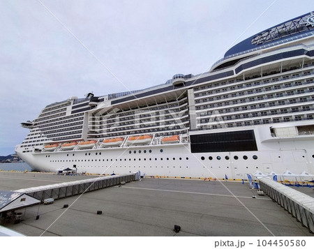 境港港に停泊する豪華客船MSCべリッシマ 境港港に停泊する豪華客船MSCべリッシマ 104450580