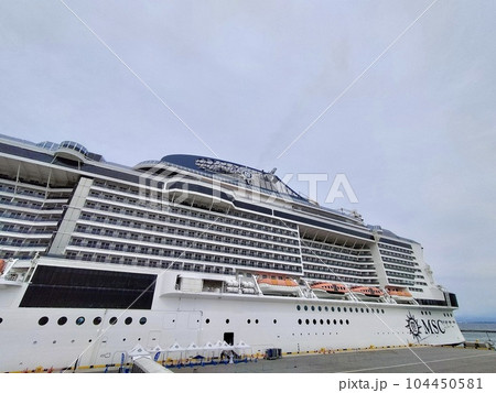 境港港に停泊する豪華客船MSCべリッシマ 104450581