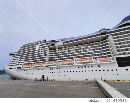 境港港に停泊する豪華客船MSCべリッシマ 104450586