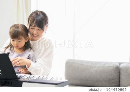 電子ピアノを弾く親子 104450665
