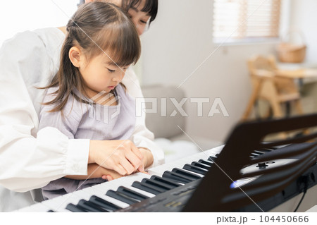 電子ピアノを弾く親子 104450666