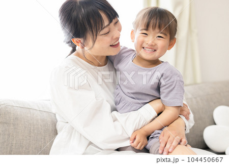 笑顔の親子 104450667