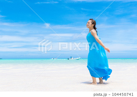 青い空と海と笑顔の絶景ポートレート 104450741