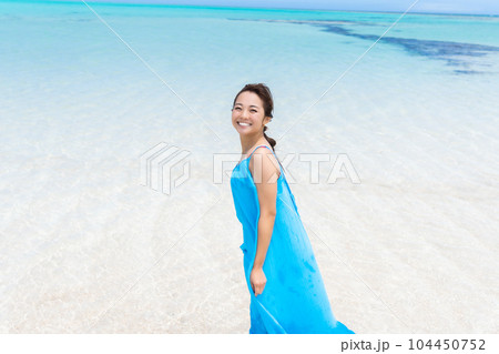 美しい砂浜で微笑む若い女性 104450752