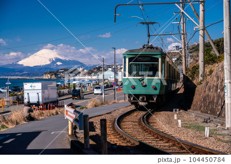 《神奈川県》江ノ電と富士山・湘南海岸の風景 104450784
