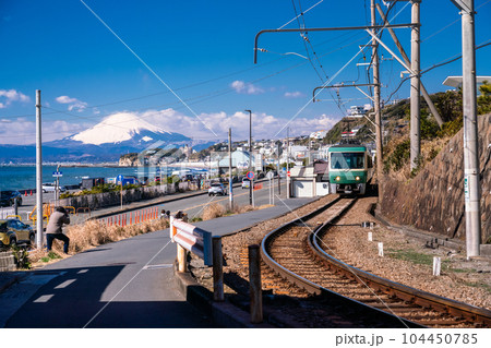 《神奈川県》江ノ電と富士山・湘南海岸の風景 104450785