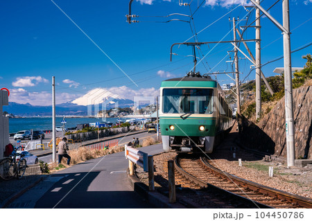 《神奈川県》江ノ電と富士山・湘南海岸の風景 104450786