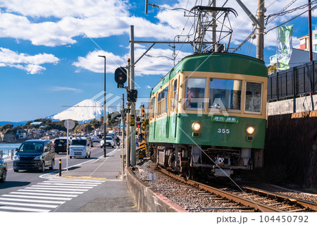 《神奈川県》江ノ電と富士山・湘南海岸の風景 104450792