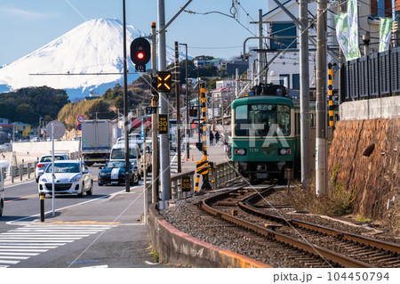 《神奈川県》江ノ電と富士山・湘南海岸の風景 104450794