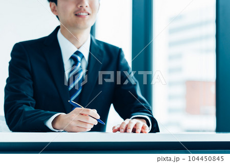 セミナーを受ける新入社員 セミナーを受ける新入社員 104450845