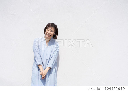 笑顔の女性のポートレート 笑顔の女性のポートレート 104451059