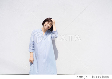 笑顔の女性のポートレート 104451060