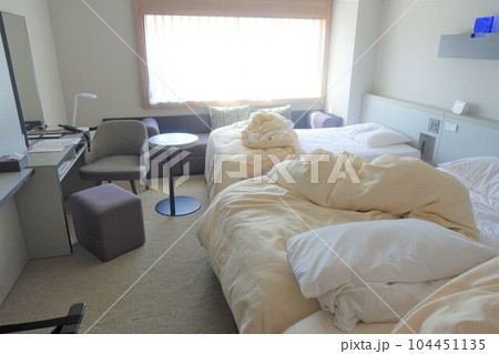 チェックアウト時の散らかったホテルのベッド 104451135