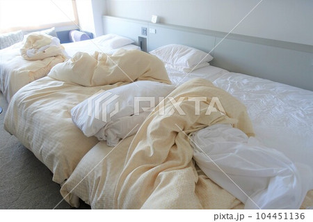 チェックアウト時の散らかったホテルのベッド 104451136